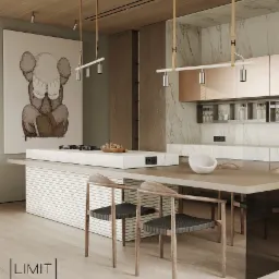 Nowoczesna kuchnia z wyspą, marmurowym blatem, drewnianymi krzesłami i designerską lampą wiszącą, uzupełniona obrazem na ścianie.