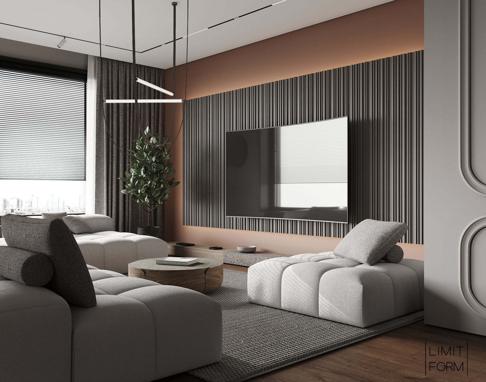 Nowoczesny salon z modułową sofą w odcieniach szarości, okrągłym stolikiem kawowym z książką, telewizorem na ścianie z pionowymi panelami i rośliną doniczkową przy oknie z żaluzjami.