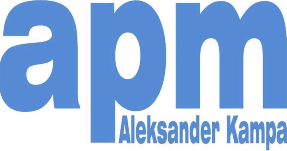 Niebieskie logo APM z napisem Aleksander Kampa na białym tle.