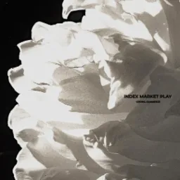 Czarno-białe zbliżenie na rozwinięty kwiat piwonii z tekstem 'INDEX MARKET PLAY SPRING-SUMMER23' w prawym dolnym rogu.