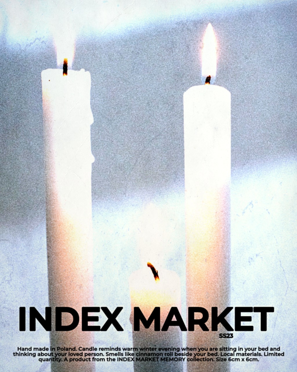 Trzy zapalone białe świece na rozmytym szarym tle, z tekstem 'INDEX MARKET SS23' i opisem produktu poniżej.