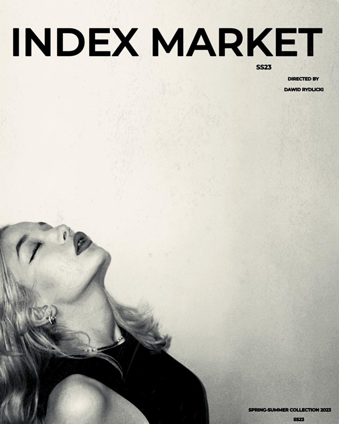 Czarno-białe zdjęcie kobiety z uniesioną głową, stylizowane na okładkę magazynu z napisem 'INDEX MARKET', informacją o kolekcji wiosna-lato 2023 oraz reżyserem Dawidem Rydlickim.