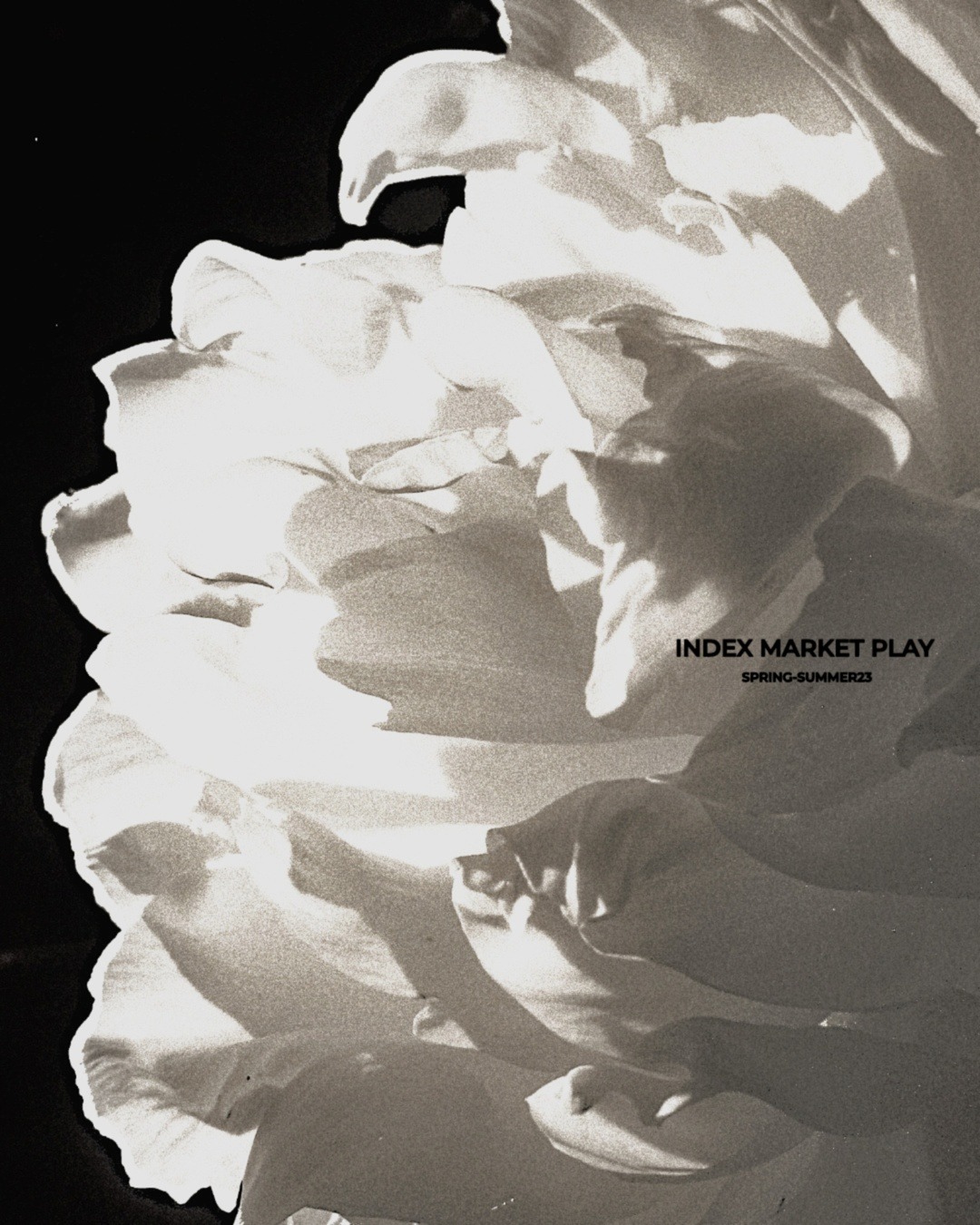 Czarno-białe zbliżenie na rozwinięty kwiat piwonii z tekstem 'INDEX MARKET PLAY SPRING-SUMMER23' w prawym dolnym rogu.