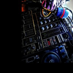 Bezprzewodowe mikrofony pozwalają komfortowo prowadzić interakcje z osobami z imprezy np przemowy itp 