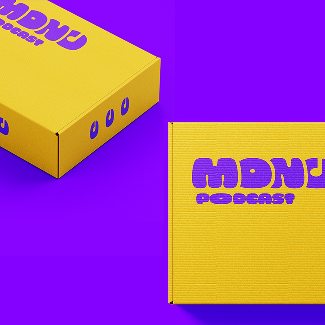 Dwa żółte pudełka na fioletowym tle, z fioletowym napisem 'MDNJ PODCAST' w stylu retro.