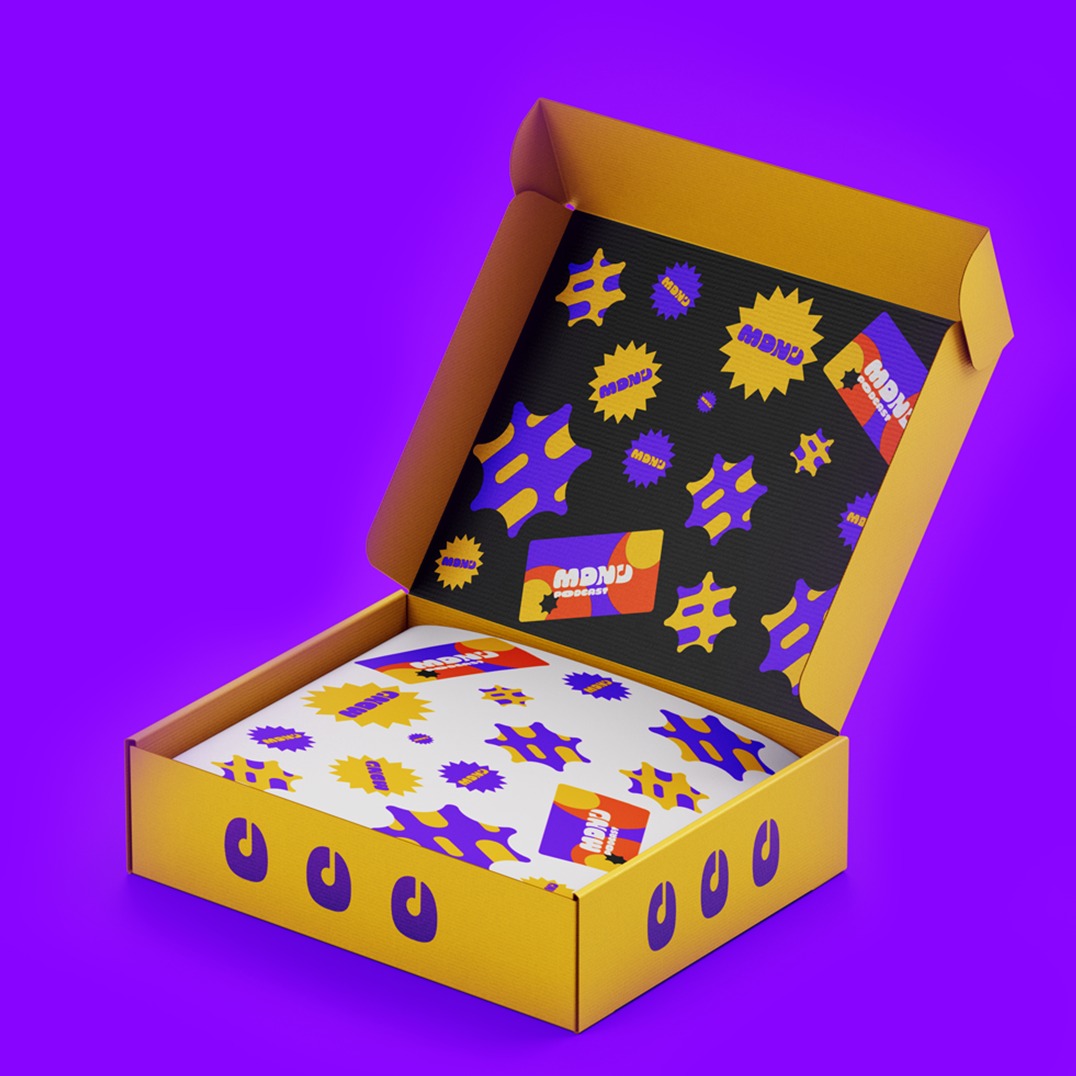Otwarta, żółta paczka z powtarzalnym wzorem wewnątrz: abstrakcyjne kształty w kolorach fioletowym i żółtym, oraz logo 'MND Podcast', na fioletowym tle.