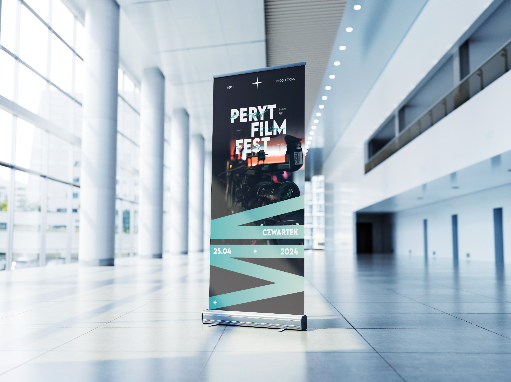 Roll-up z projektem plakatu filmowego festiwalu 'Peryt Film Fest' na tle nowoczesnego, jasnego wnętrza z kolumnami.