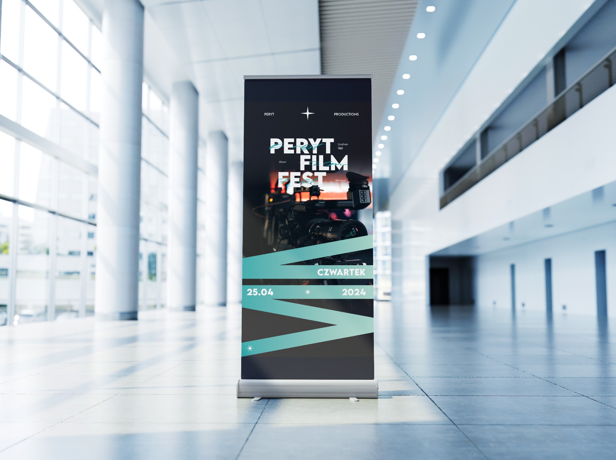 Roll-up reklamowy z plakatem festiwalu filmowego 'PERYT FILM FEST' w nowoczesnym, jasnym wnętrzu z białymi kolumnami.