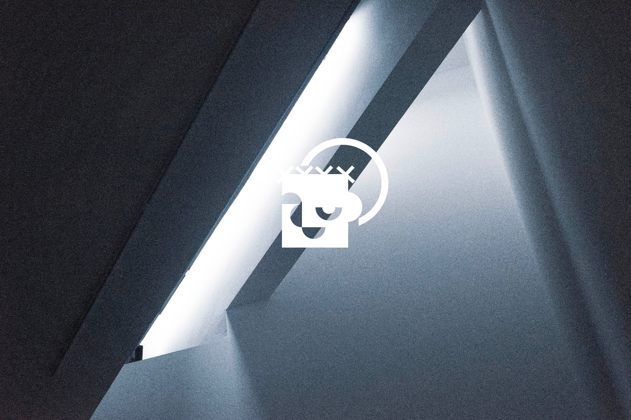 Abstrakcyjne logo w bieli, umieszczone na tle architektonicznym z silnym kontrastem światła i cienia, przypominające geometryczną twarz w okręgu.