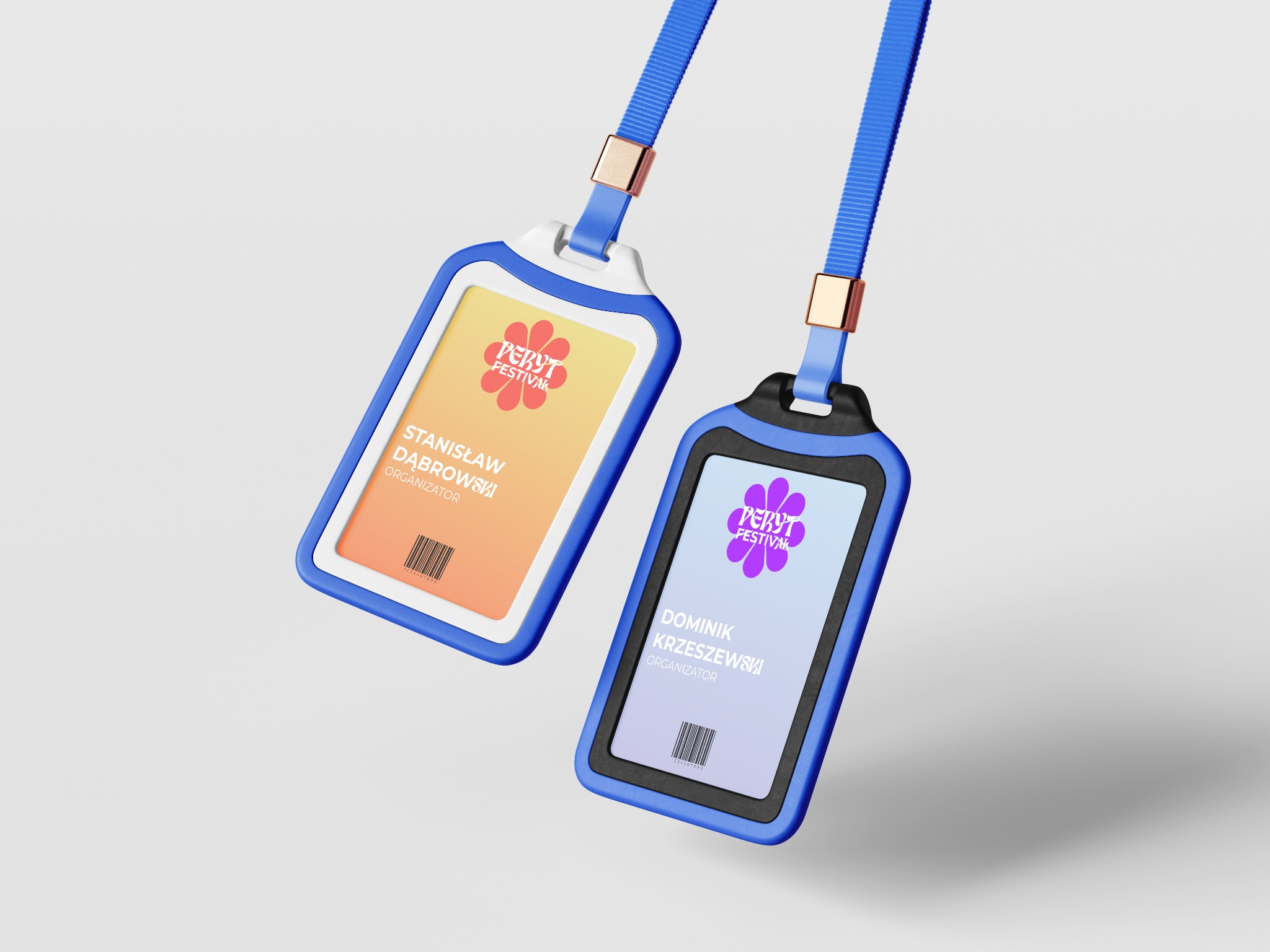 Dwa identyfikatory z logo festiwalu, imionami i nazwiskami organizatorów oraz kodami kreskowymi, zawieszone na niebieskich smyczach z metalowymi elementami.