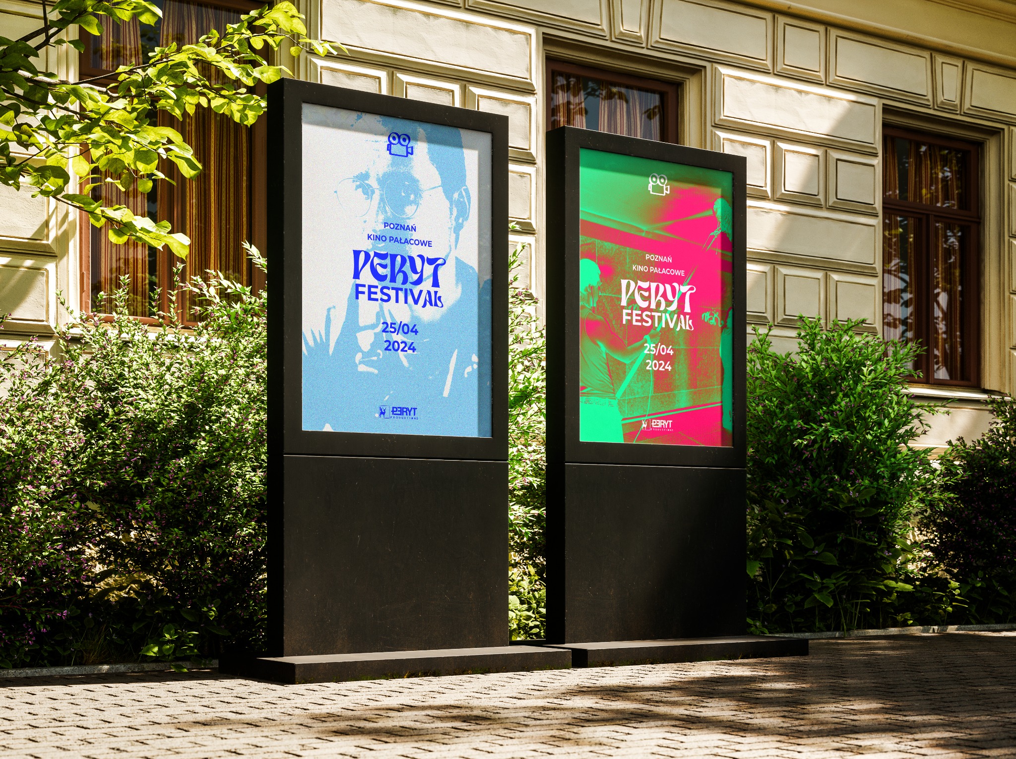 Dwa podświetlane billboardy na chodniku prezentujące plakaty promujące 'Peryt Festival' w Poznaniu, z datą 25/04/2024, na tle budynku z oknami i zielenią.