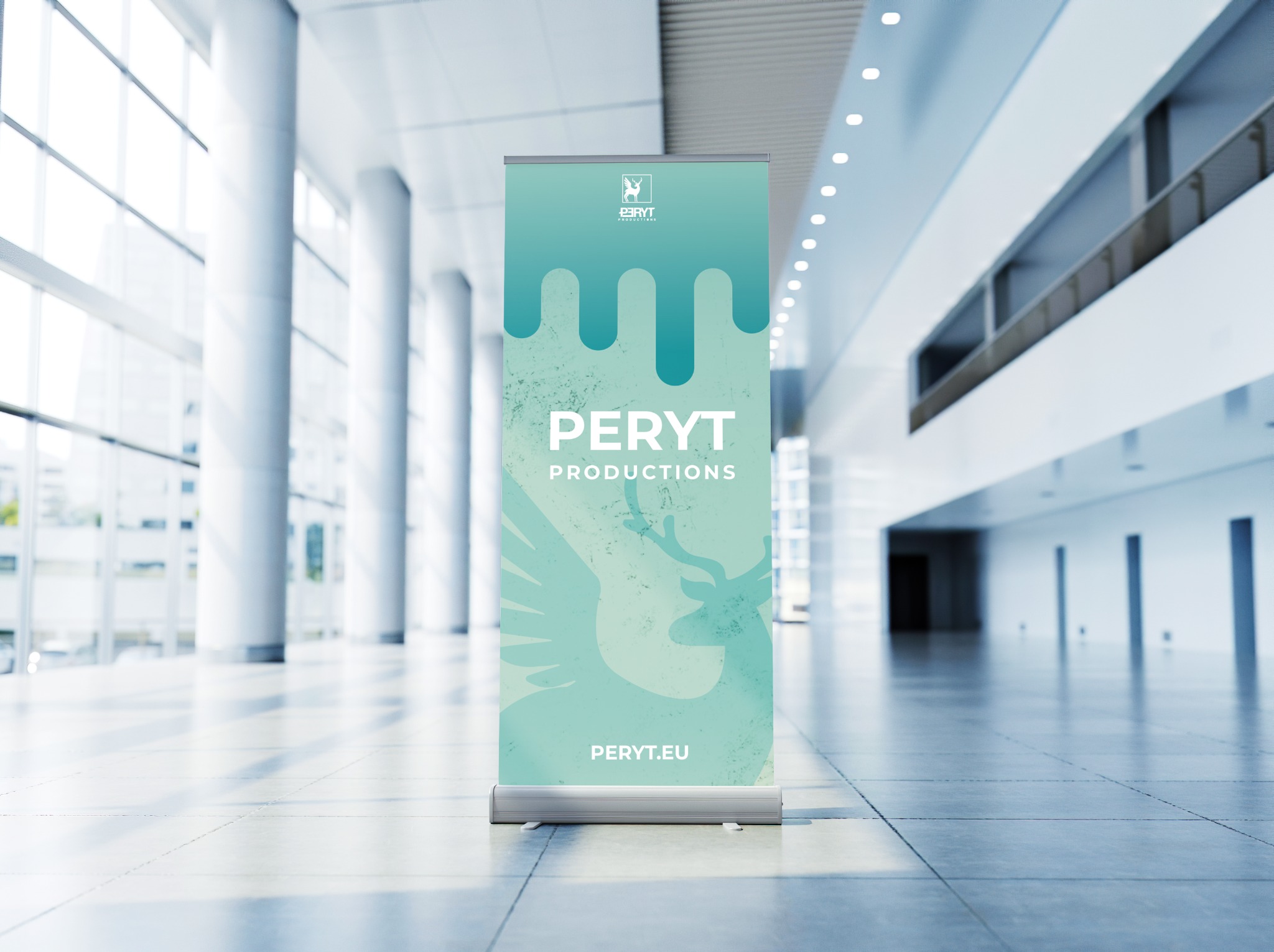 Roll-up z turkusowym gradientem, logo i nazwą 'PERYT PRODUCTIONS' w nowoczesnym biurowcu z kolumnami i oknami.