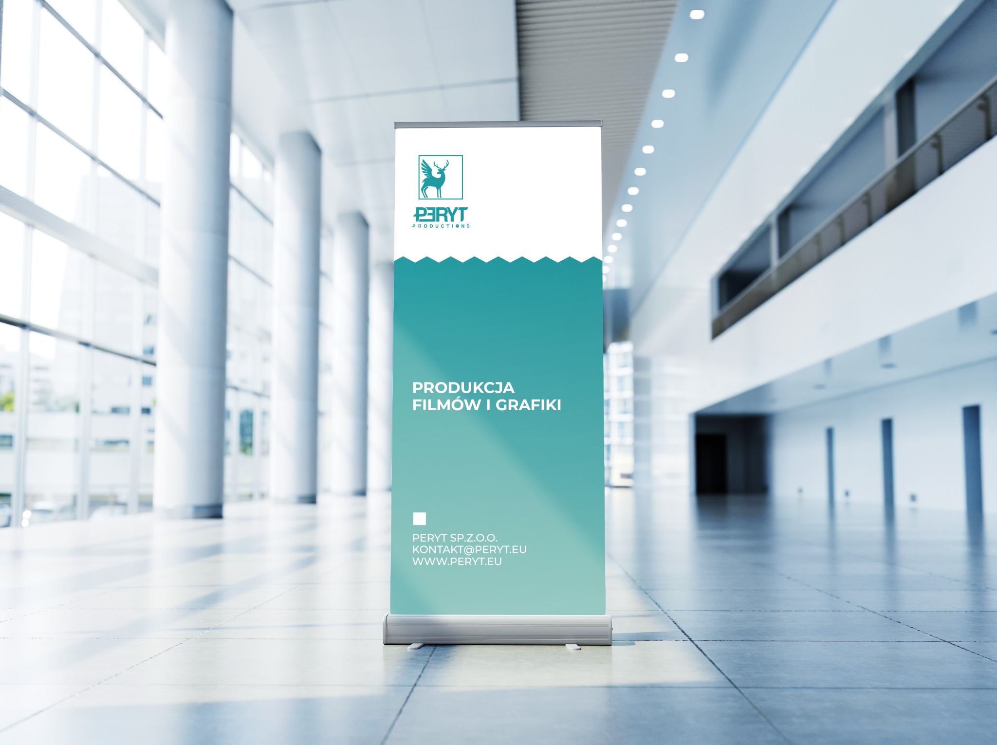 Roll-up reklamowy z logo firmy P3RYT Productions i tekstem 'Produkcja filmów i grafiki' na tle nowoczesnego, przeszklonego biurowca.