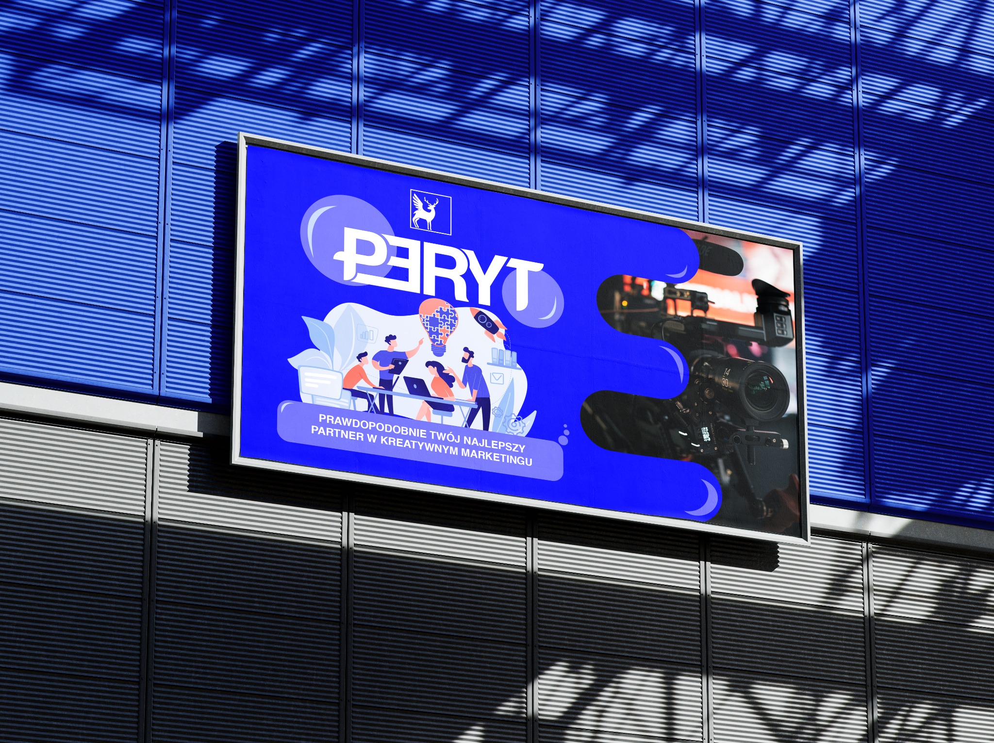 Billboard z ilustracją zespołu pracującego nad kreatywnym projektem, z logotypem firmy i hasłem 'Prawdopodobnie Twój najlepszy partner w kreatywnym marketingu', umieszczony na niebiesko-szarej...