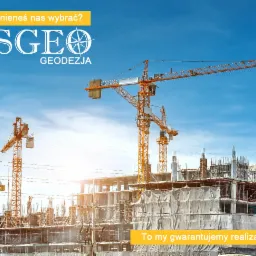 Wielokondygnacyjny budynek w trakcie budowy z widocznymi żurawiami budowlanymi na tle błękitnego nieba, logo firmy RESGEO w górnej części kadru.