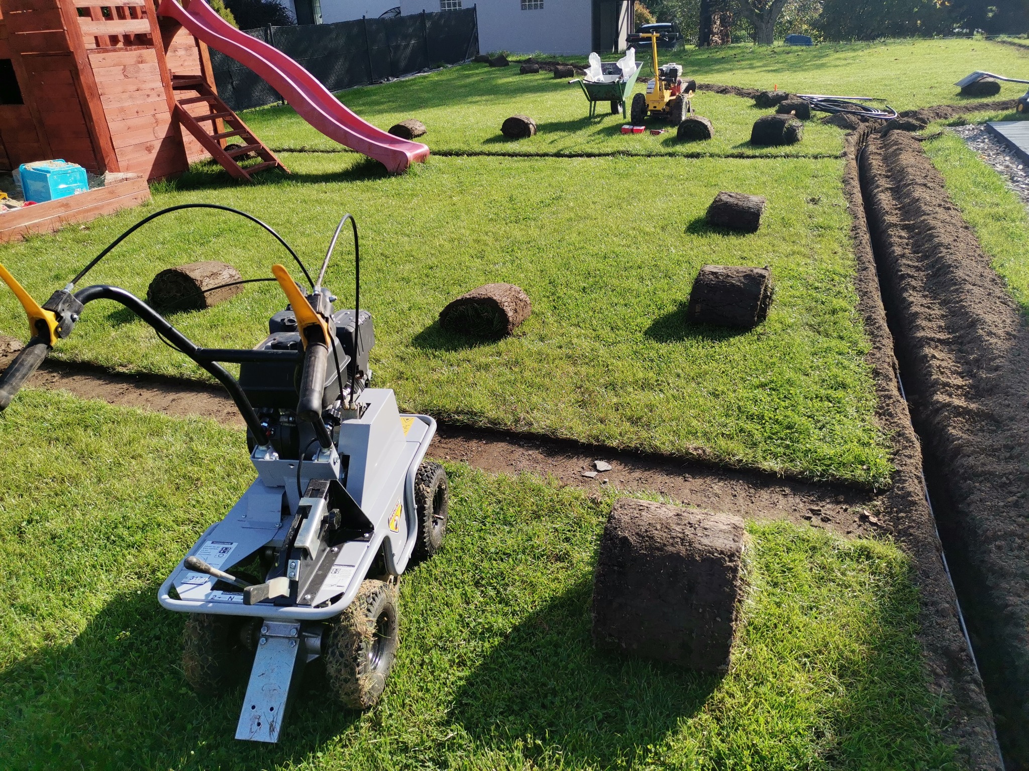 Montaż nawadniania trawnika w istniejącym ogrodzie.