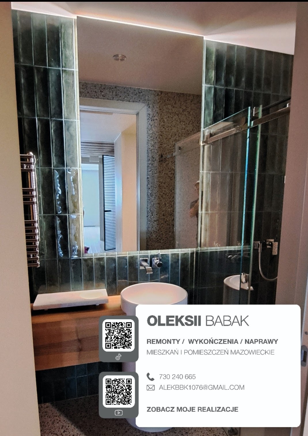 Wykończona łazienka z ciemnozielonymi płytkami, okrągłą umywalką i dużym lustrem z podświetleniem LED. Widoczna kabina prysznicowa ze szklanymi drzwiami przesuwnymi. W tle widać fragment innego...