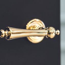 Bel-Pol partner Dekor. Podłogi Drzwi Panele Okna - Złota błyszcząca klamka styl retro. Bel-Pol partner Dekor