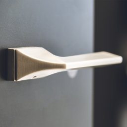 Bel-Pol partner Dekor. Podłogi Drzwi Panele Okna - Nowoczesna klamka ze ukrytym szyldem. Bel-Pol partner Dekor