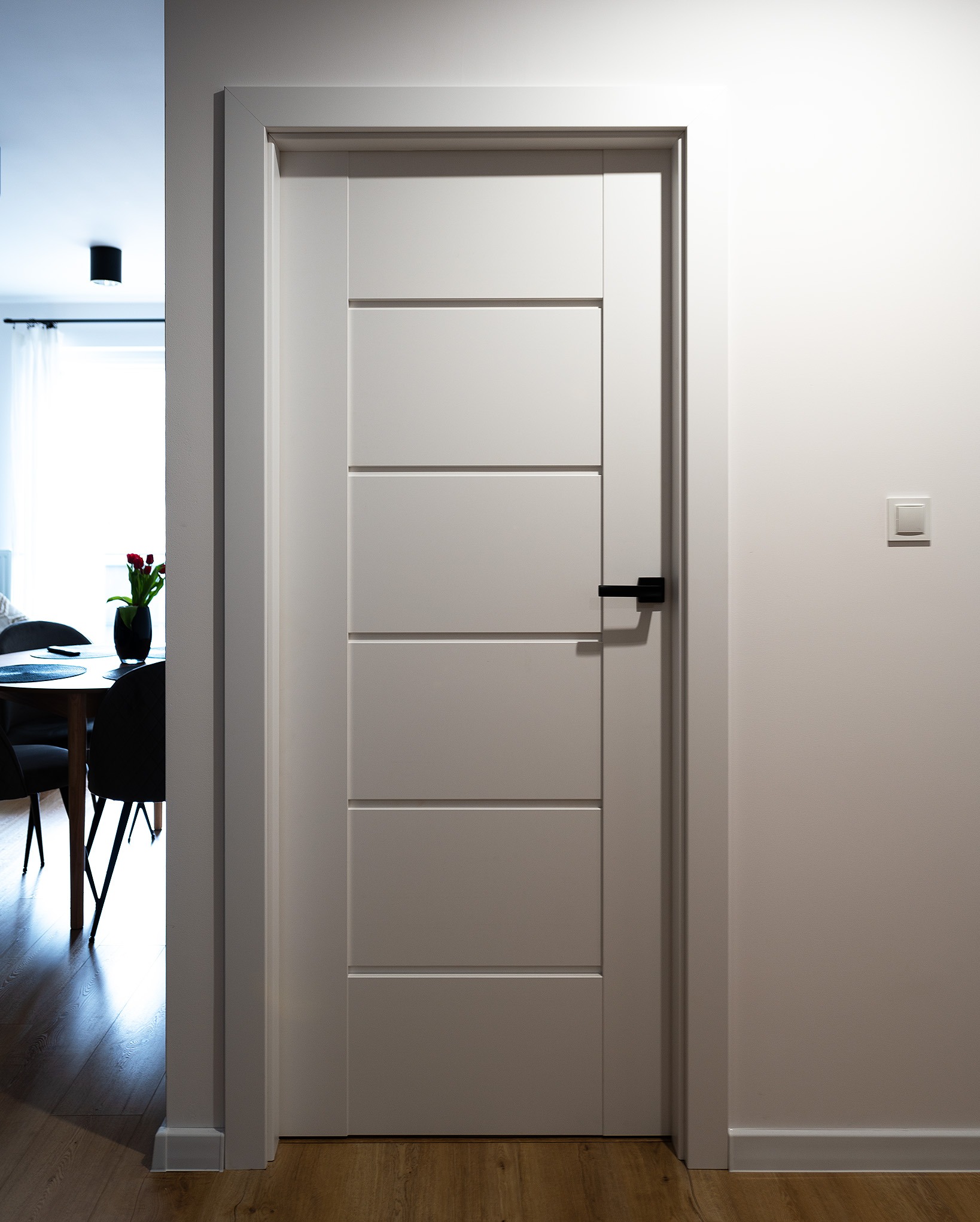 Drzwi wewnętrzne pokojowe białe, przylgowe.