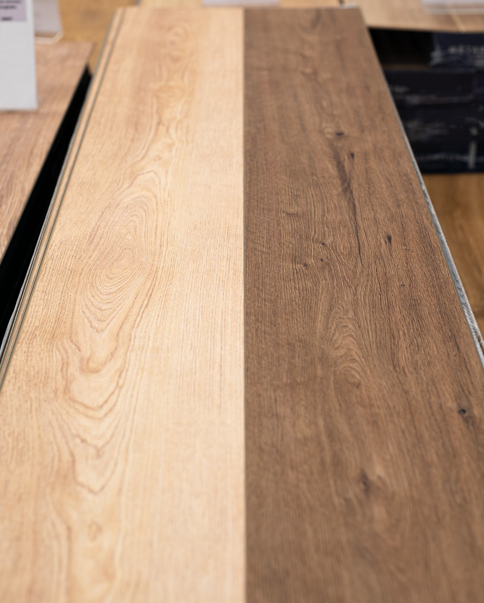 Panele podłogowe winylowe ze zintegrowanym podkładem oraz ze strukturą super matt. Dostępne w BEL-POL partner DEKOR.