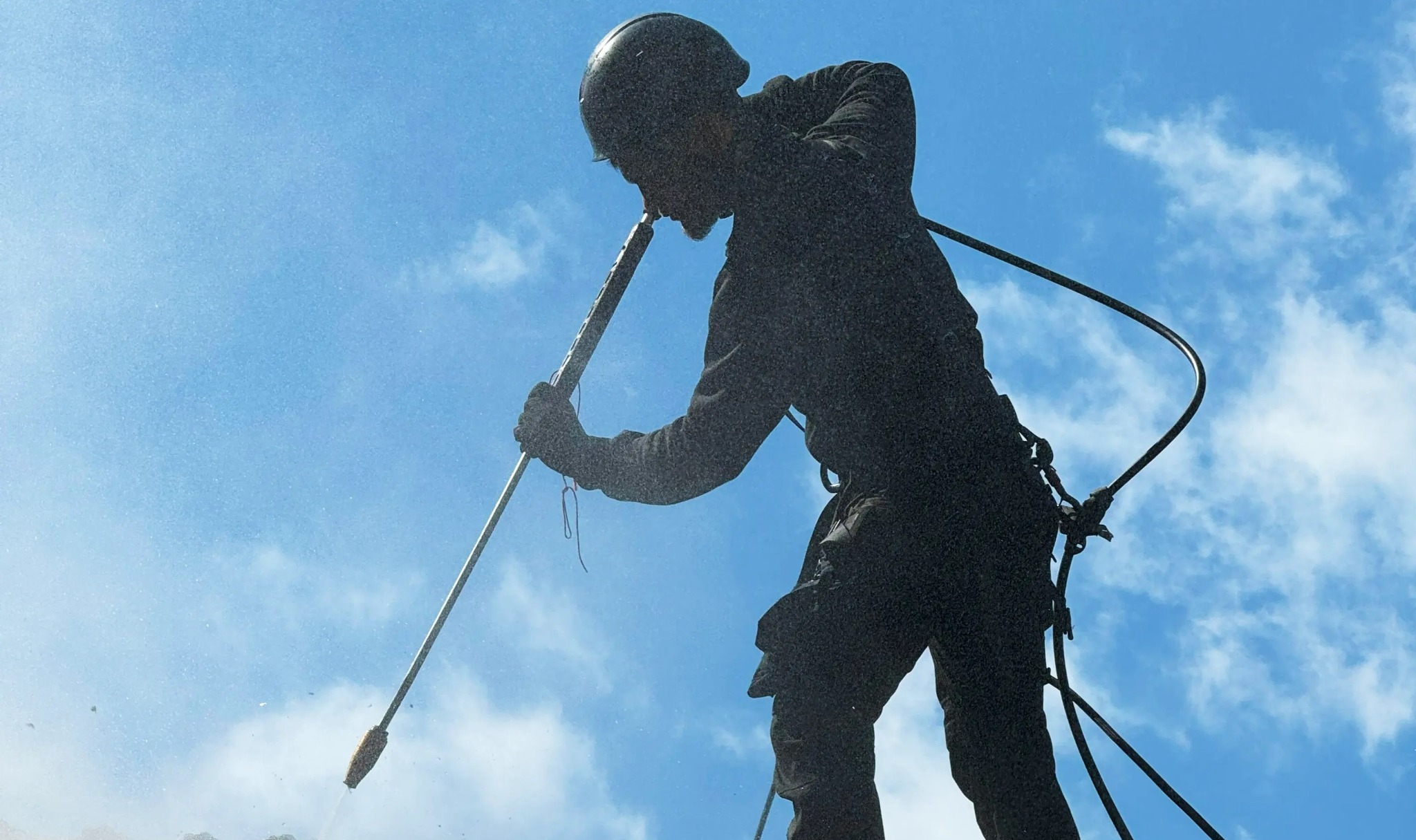 Alpinistyczne mycie dachu