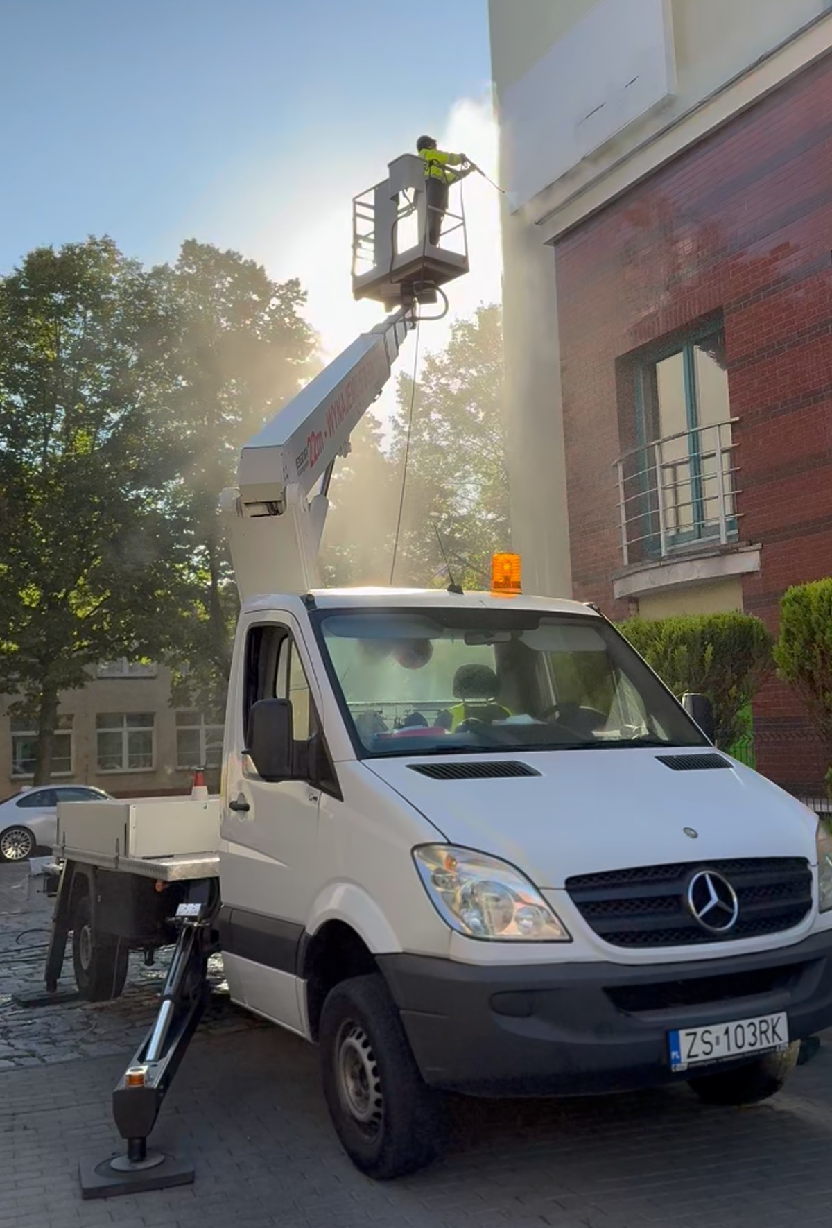 Mycie elewacji gorącą wodą o temp. 80*C