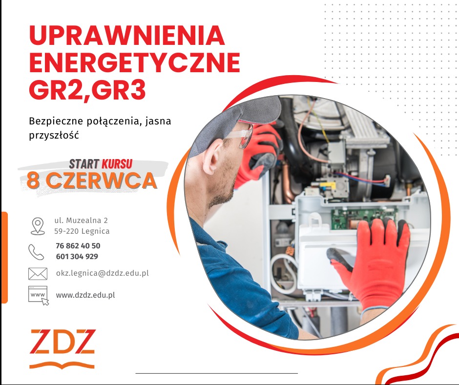 Mężczyzna w okularach i rękawicach ochronnych serwisuje urządzenie energetyczne, na pierwszym planie ogłoszenie o kursie na uprawnienia energetyczne GR2 i GR3 z datą rozpoczęcia 8 czerwca.