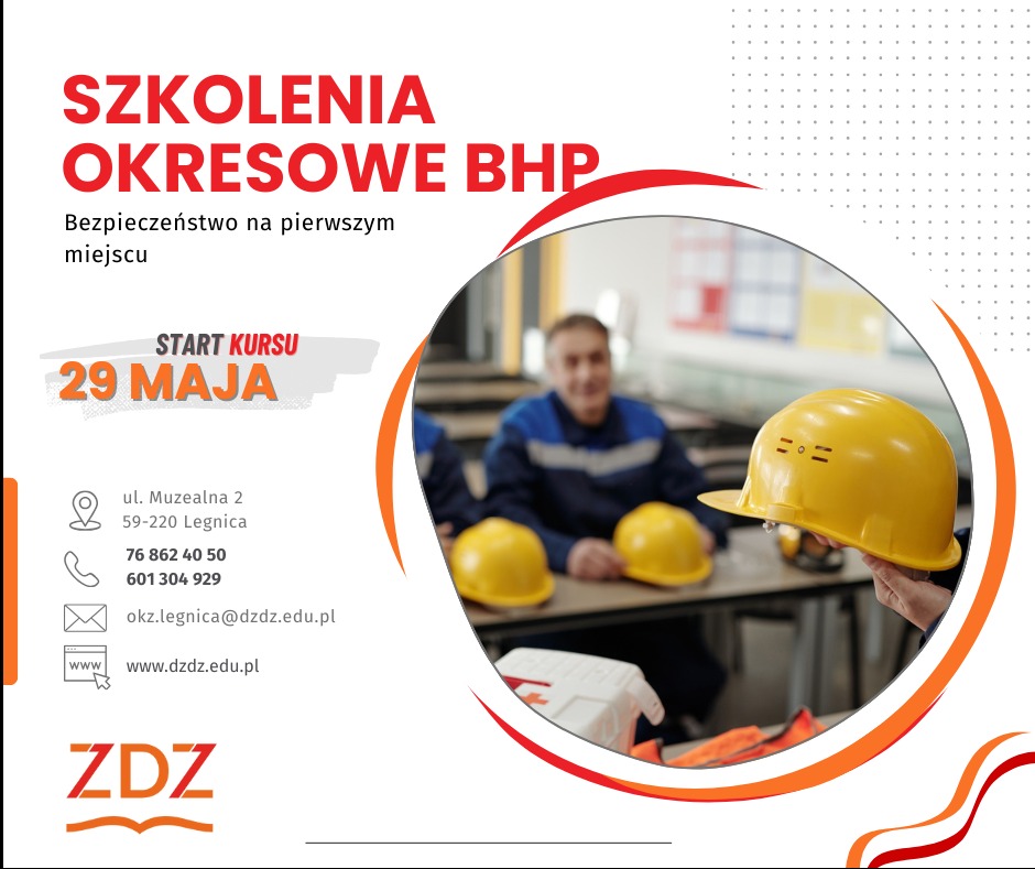 Żółty kask ochronny trzymany w dłoni na tle sali szkoleniowej, na stole inne kaski i osoby w strojach roboczych, grafika reklamowa z informacją o szkoleniach okresowych z zakresu bezpieczeństwa...