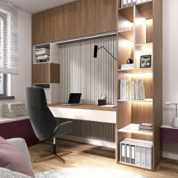 Nowoczesne biuro domowe z drewnianymi szafkami, biurkiem z białym blatem, czarnym laptopem, ergonomicznym krzesłem i regałem z podświetleniem LED oraz dekoracjami.