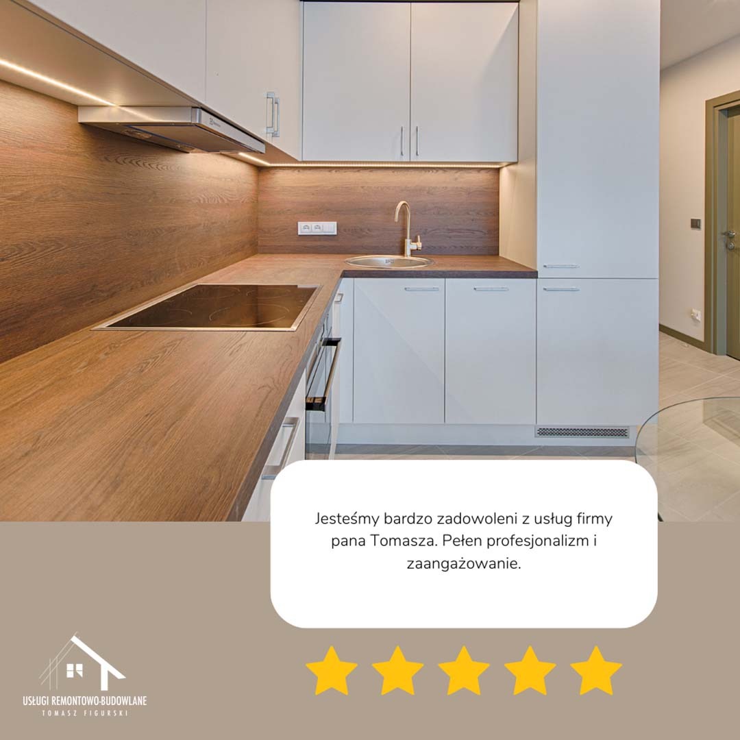 Nowoczesna kuchnia z białymi szafkami i drewnianym blatem, oświetleniem LED pod szafkami, z widocznym logo firmy i pozytywną opinią klienta z oceną 5 gwiazdek.