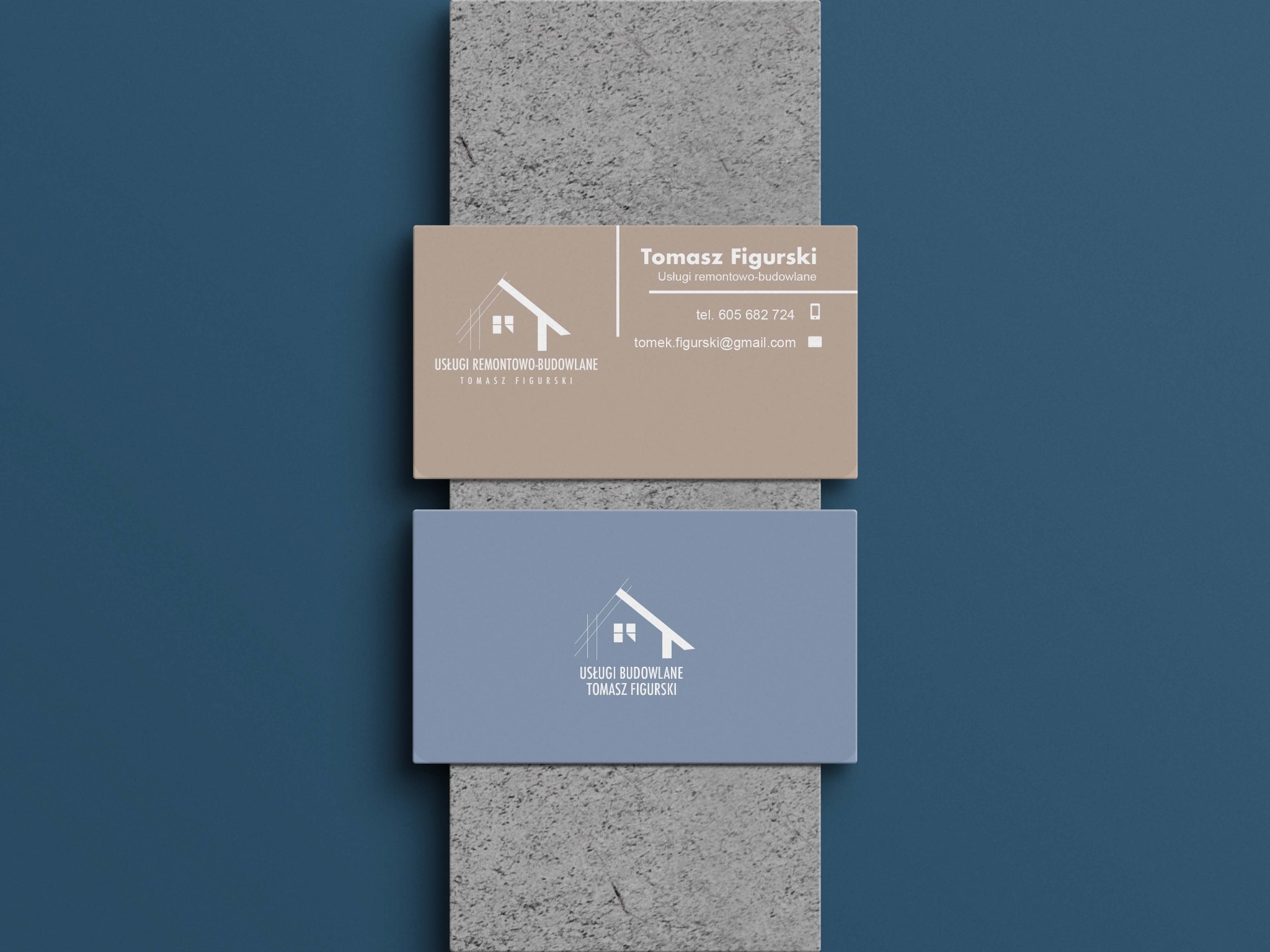 Dwie wizytówki firmy remontowo-budowlanej Tomasza Figurskiego, ułożone na tle betonowej ściany i niebieskiej powierzchni, prezentują logo z uproszczonym rysunkiem domu i dane kontaktowe.