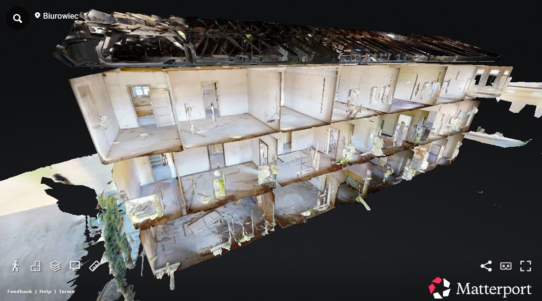 Skan 3D wnętrza budynku w stanie surowym, z widoczną konstrukcją dachu i układem pomieszczeń. Prezentacja interaktywna z logo Matterport.