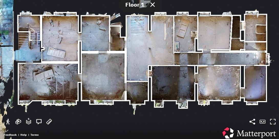 Skan 3D rzutu poziomego piętra budynku w stanie surowym, z widocznymi elementami konstrukcyjnymi i pozostałościami po pracach budowlanych, wykonany przez Matterport.