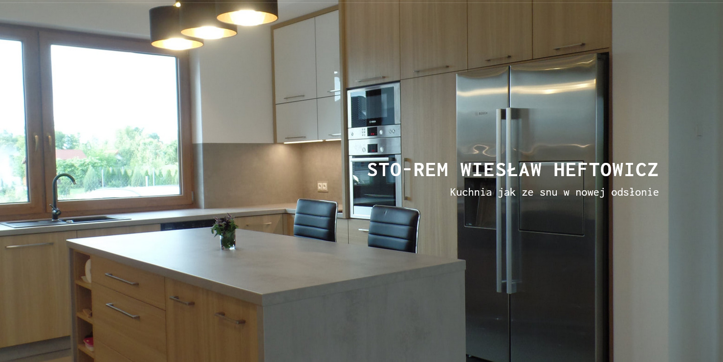 Jasna kuchnia z wyspą i drewnianymi frontami, nowoczesne oświetlenie punktowe, duże okno z widokiem na zieleń, stalowa lodówka side-by-side, czarne skórzane krzesła barowe.