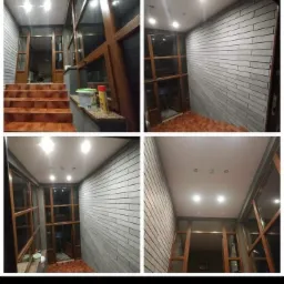 Cztery kadry z wnętrza: schody z drewnianymi stopniami, ściana wykończona szarą cegłą, drewniane okno z widokiem na zewnątrz, sufit z oświetleniem punktowym.