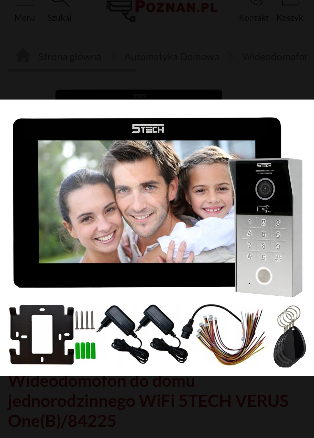 Zestaw wideodomofonu WiFi z panelem dotykowym, brelokami zbliżeniowymi, zasilaczami i akcesoriami montażowymi; na ekranie monitora wyświetlona fotografia uśmiechniętej rodziny.