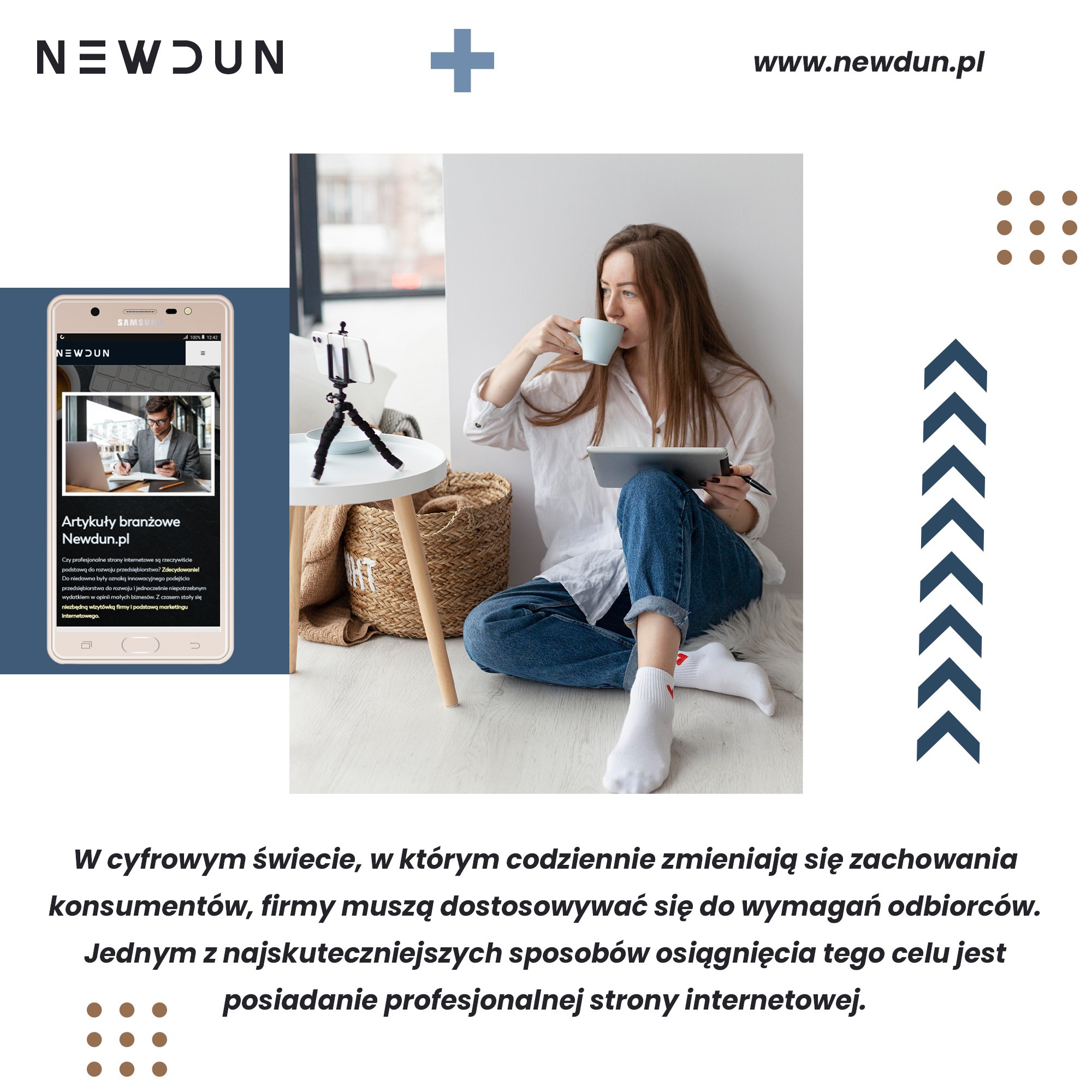 Kobieta siedząca na podłodze, pije kawę i przegląda tablet, obok stolik z telefonem na statywie prezentującym stronę internetową Newdun.pl.