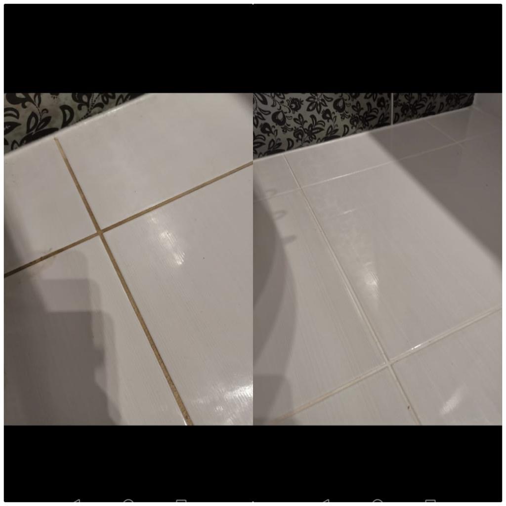 Porównanie czystości fug na białych płytkach podłogowych: fragment przed i po czyszczeniu, z widoczną różnicą w kolorze spoin.