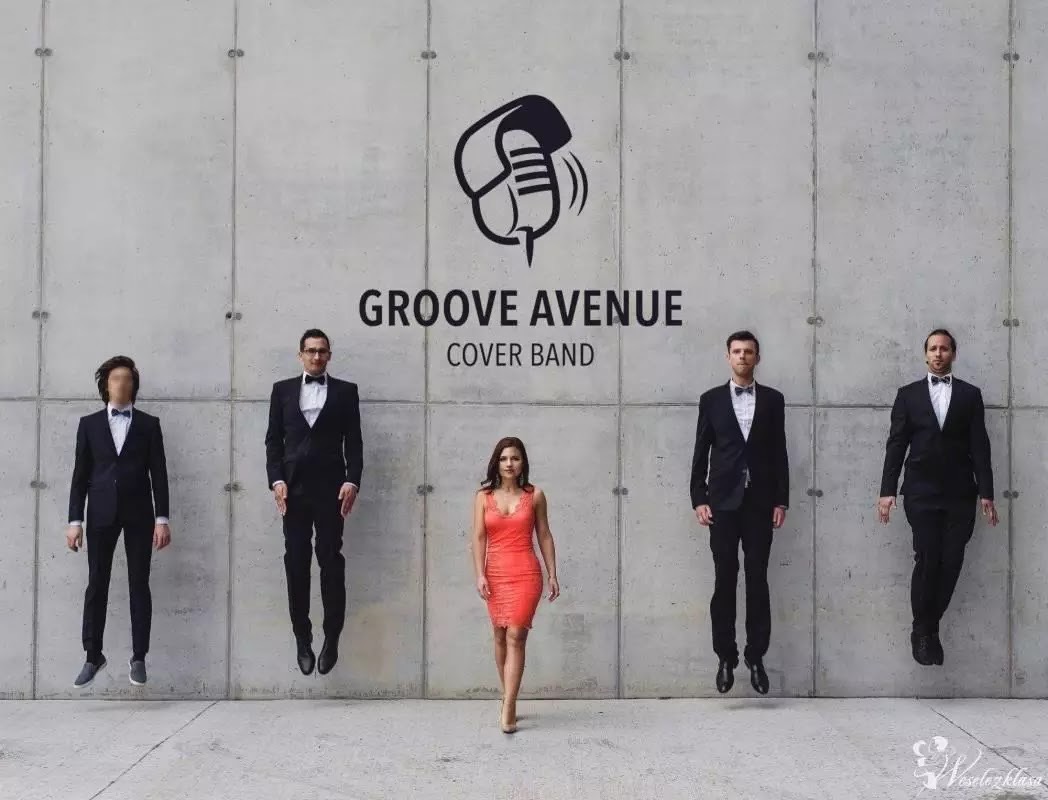 Zespół muzyczny Groove Avenue Cover Band w garniturach i czerwonej sukience, unoszący się w powietrzu przed betonową ścianą z logo mikrofonu.