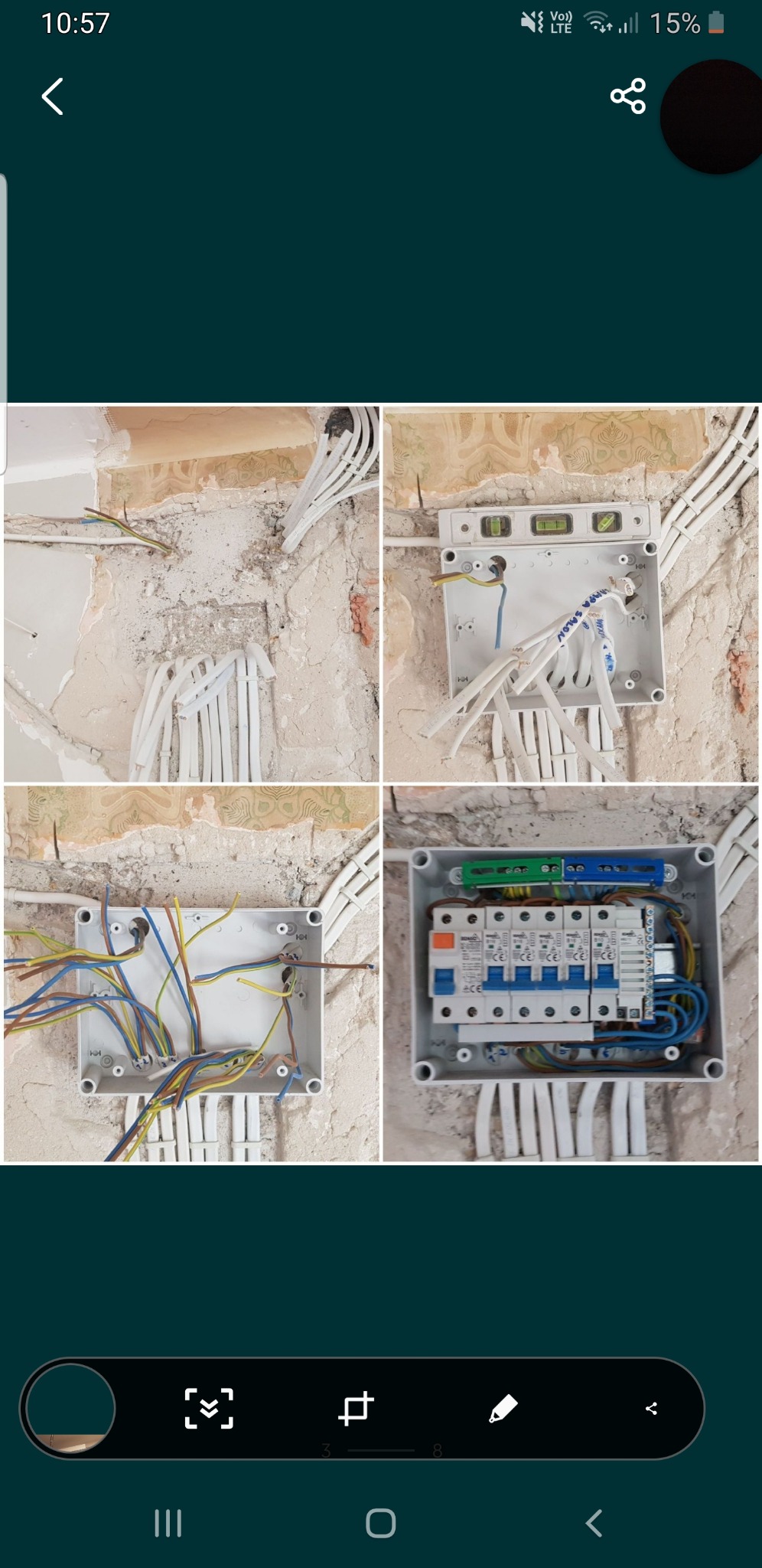 Cztery kadry z montażu instalacji elektrycznej w trakcie remontu: kable w ścianie, puszka z poziomicą, okablowanie puszki, zabezpieczenia w puszce.