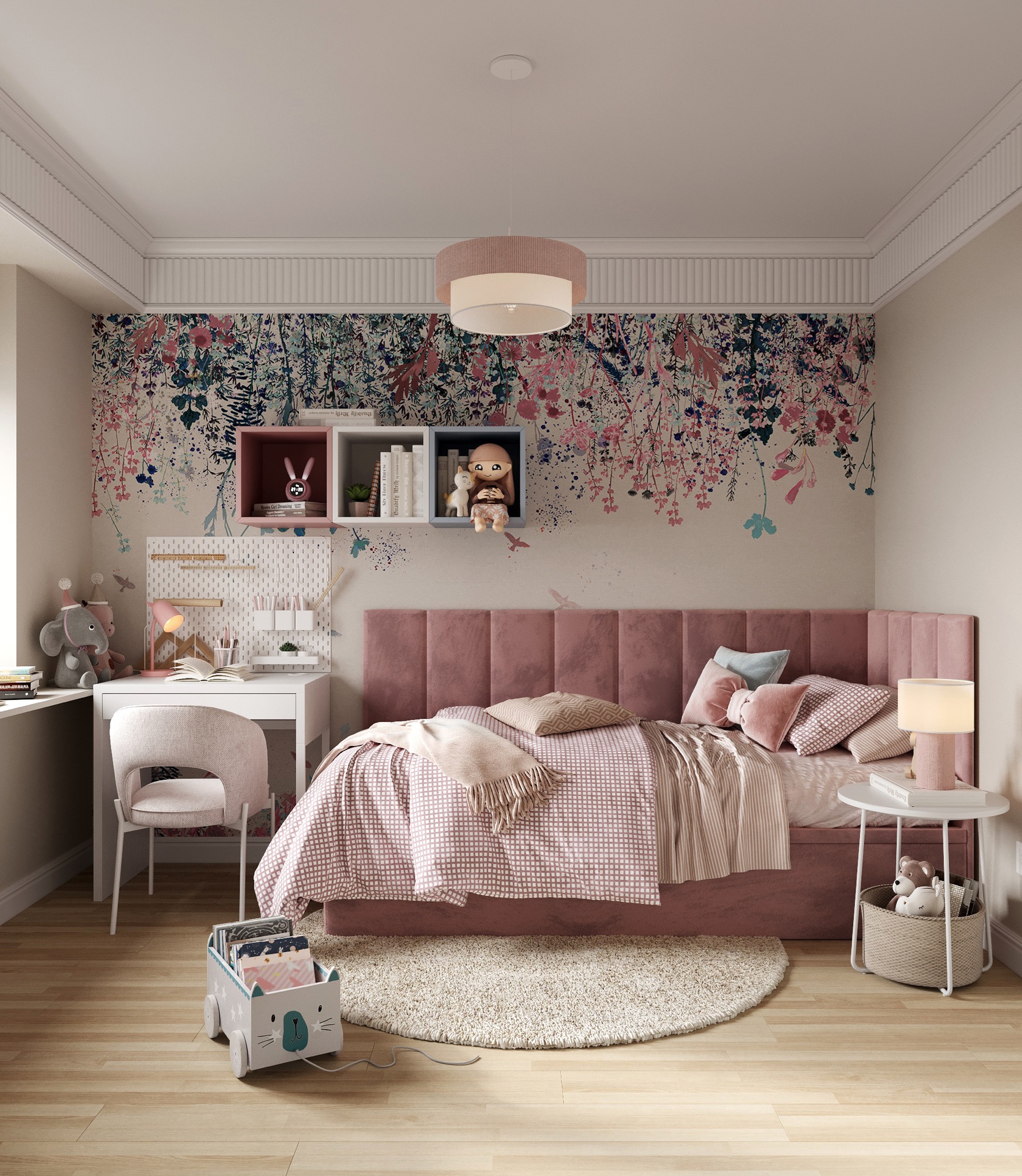 Pokój dziecięcy w odcieniach różu i bieli z łóżkiem z welurowym zagłówkiem, biurkiem z tablicą perforowaną, półkami-kostkami na ścianie z kwiecistą tapetą oraz okrągłym, puszystym dywanem.