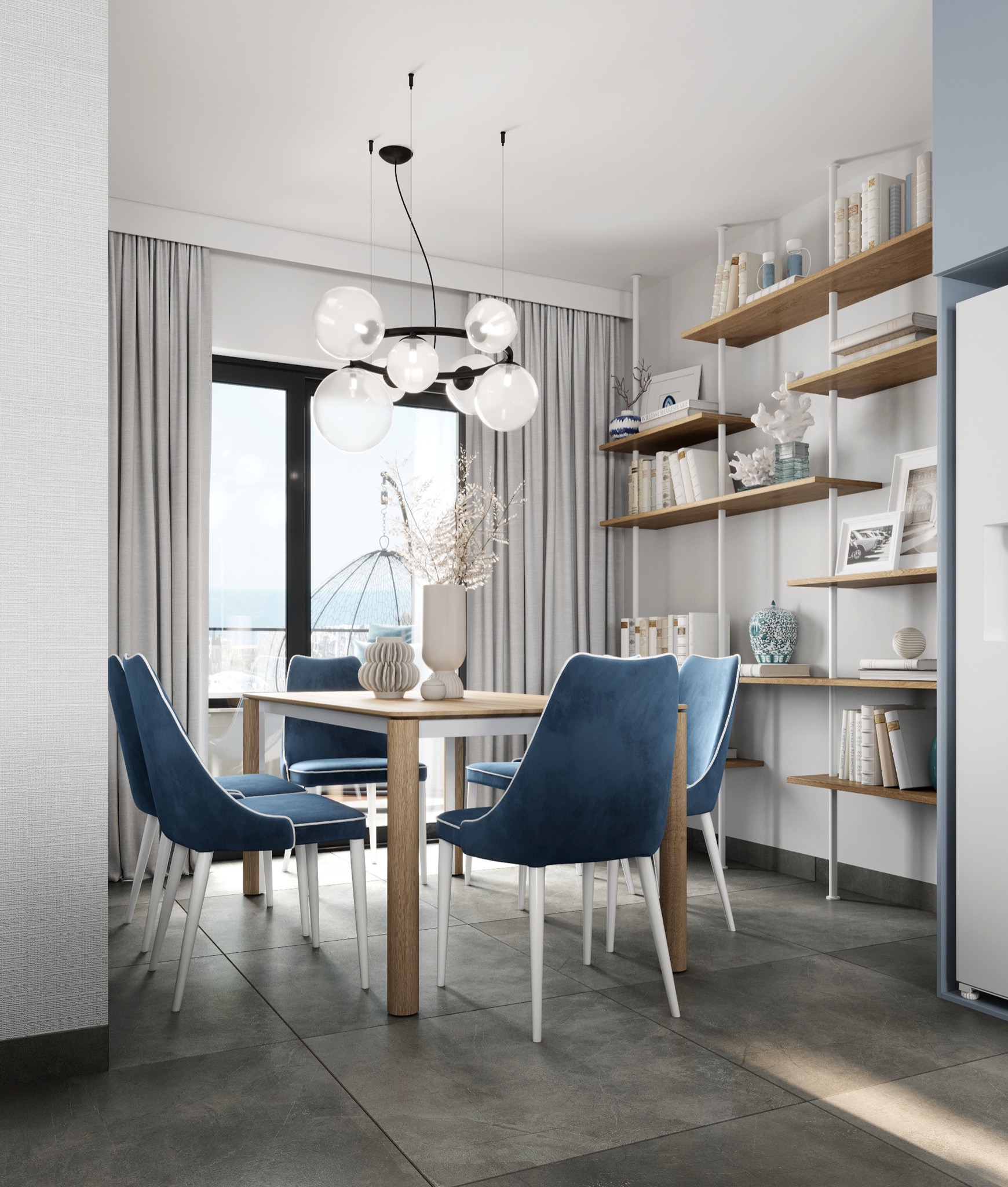 Nowoczesna jadalnia z drewnianym stołem, aksamitnymi krzesłami w kolorze granatowym i otwartymi półkami z książkami, widok na balkon z hamakiem.