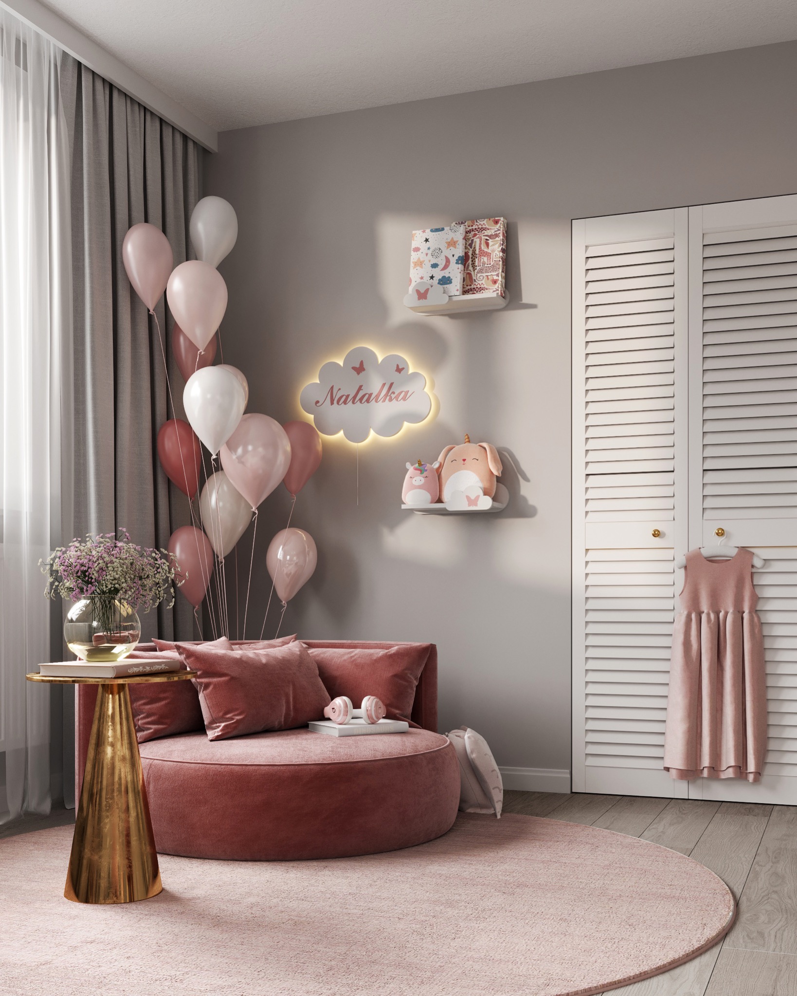 Pokój dziecięcy z okrągłym, pluszowym fotelem w odcieniach różu, ozdobiony balonami, podświetlaną lampką z imieniem, pluszakami na półce i sukienką wiszącą na szafie z żaluzjowymi drzwiami.