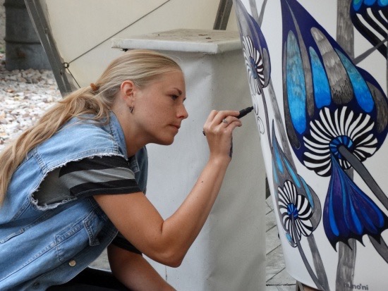 Malowanie wielkich donic na drzewa w ramach artystycznego projektu na terenie Łodzi.