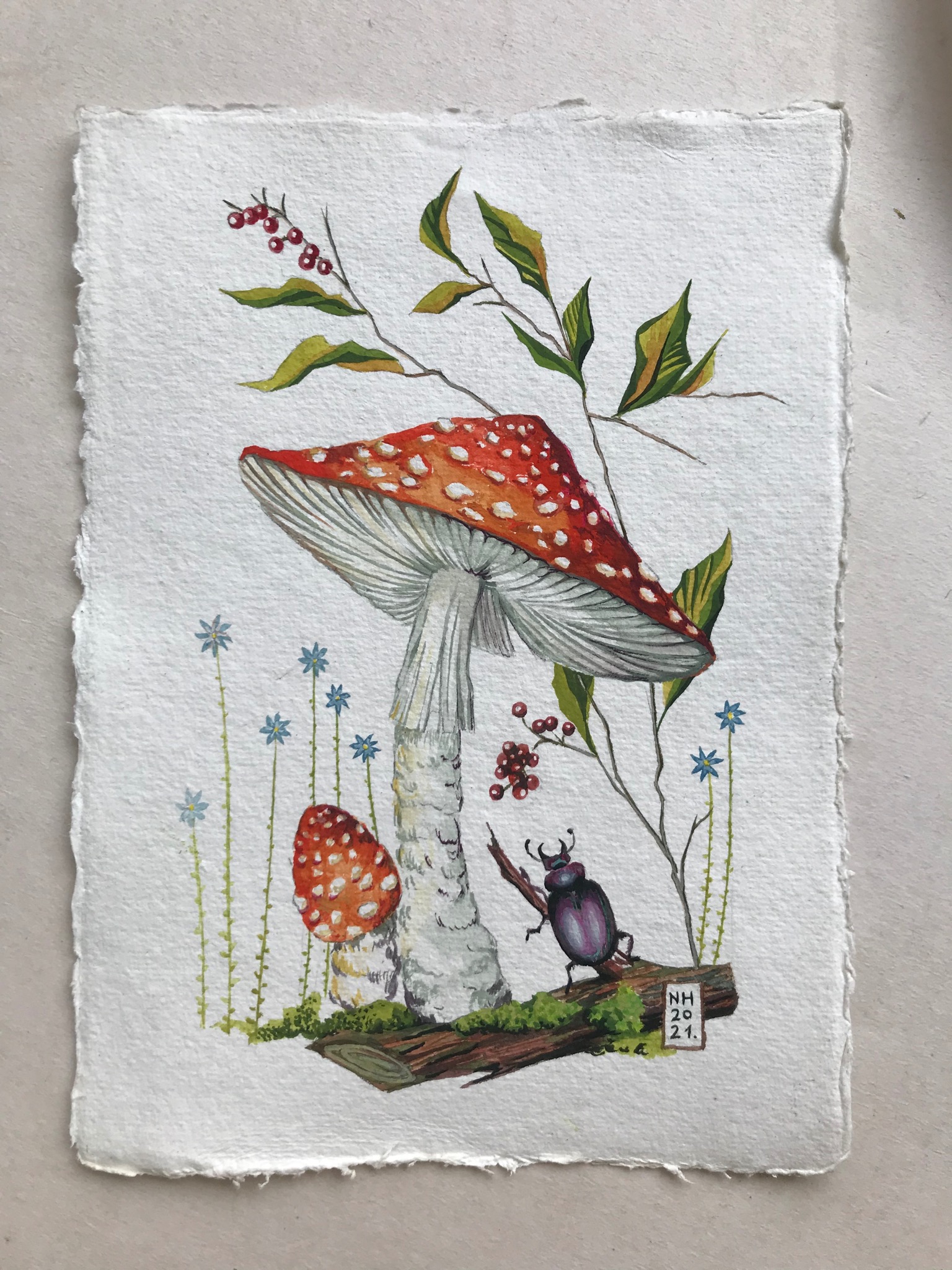 Gwasz na papierze bawełnianym: muchomor, żuk i niezapominajki na kawałku drewna, detale wykonane z dbałością o szczegóły, sygnatura artysty w prawym dolnym rogu.