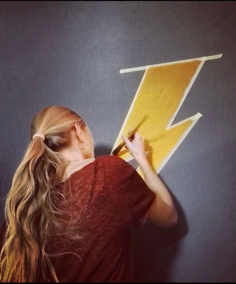 Zlecenie: błyskawica a'la David Bowie w złocie i srebrze na ścianie.