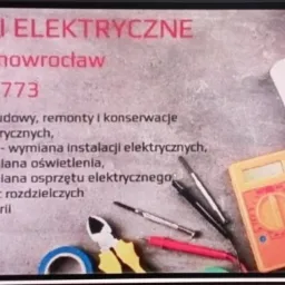 Ogłoszenie usług elektrycznych: adres w Inowrocławiu, numer telefonu, wykaz usług (montaż, remonty, modernizacje, usuwanie awarii) oraz narzędzia elektryczne, miernik i przedłużacz na szarym tle.