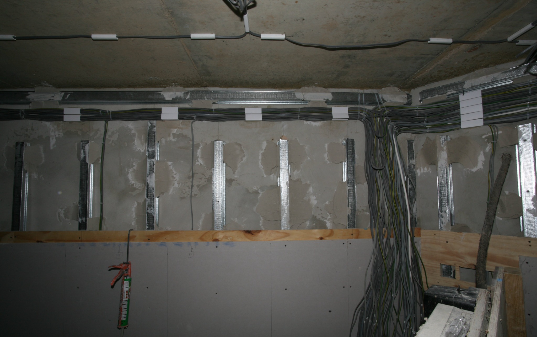 Zakres prac: wykonanie instalacji elektrycznej, hydraulicznej, klimatyzacyjnej, sieć inteligentna.