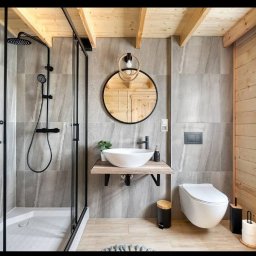 Domy z drewna Glinka - Nowoczesna łazienka w domu z drewnianym wykończeniem, z kabiną prysznicową typu walk-in z czarnymi ramami, umywalką nablatową na drewnianym blacie, okrągłym lustrem z oświetleniem i deską sedesową...